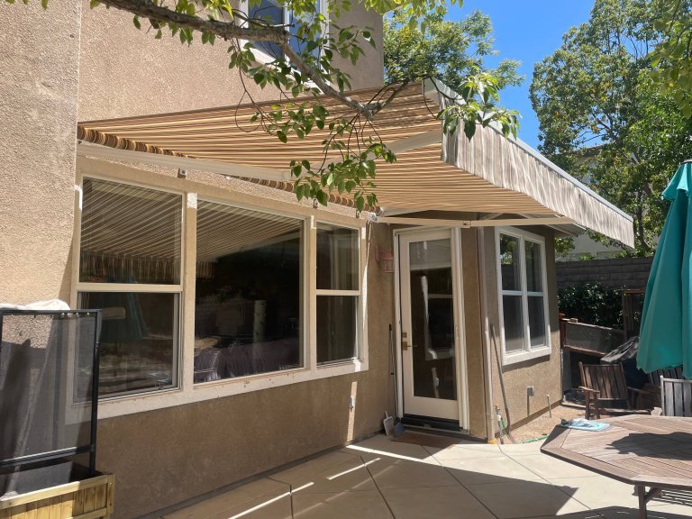 Showcases 5 Lateral Arm Rectractable Awning in Moorpark, CA | Moorpark, CA | Van Nuys Awning | Moorpark